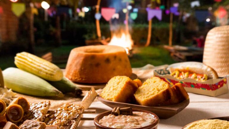 mesa de comidas típicas para ilustrar a época de festa junina no varejo