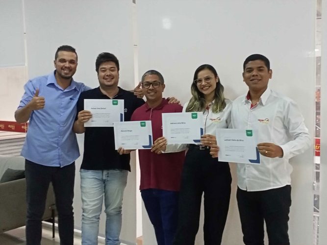 Equipe da farmácia Hiper Farma, clientes da consultoria de precificação e rentabilidade da InfoPrice